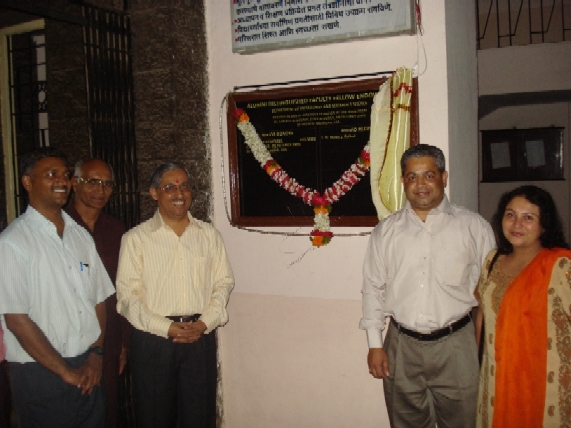 Sanjeev Deshpande (Metallurgy 1980) sponsor 'Faculty Fellow' award at Met. dept. COEP
