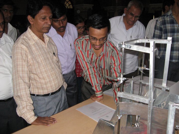 Techno Craft 2009, Prof. Sawant interrogating the Mech booth students: Sugarcane Harvester
